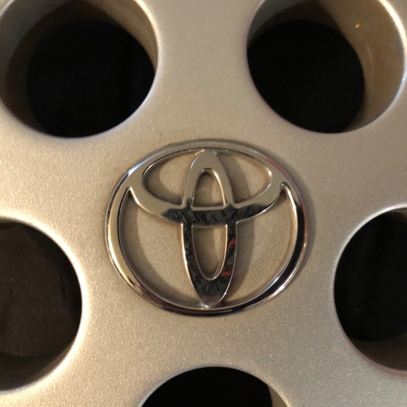 Toyota Corolla 15-inch 2005-08 Hubcap / Wheel Cover, OEM 42621-AB100 - Picture 5 of 8